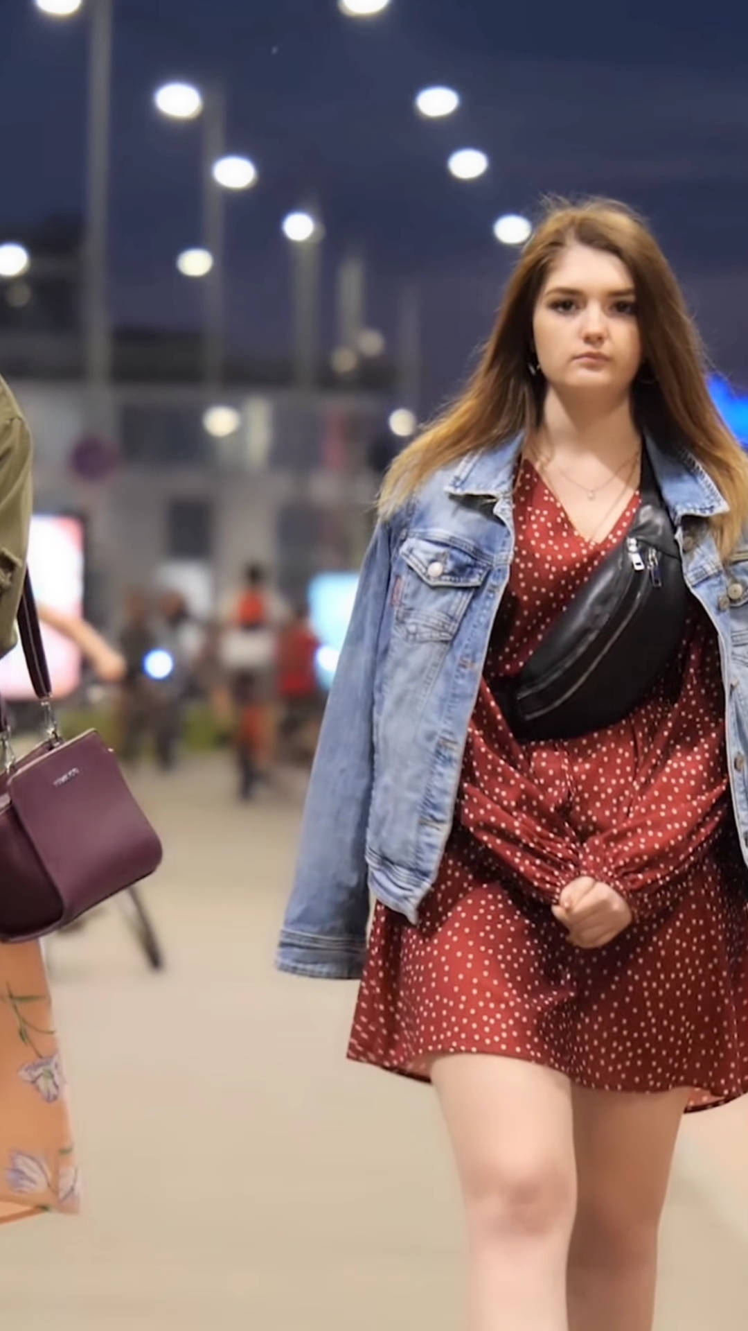 俄罗斯街头实拍,姑娘们一个比一个漂亮!