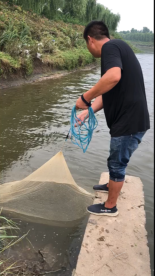 急撒慢收有鱼不丢,慢撒急收空了网兜.此乃撒网秘诀