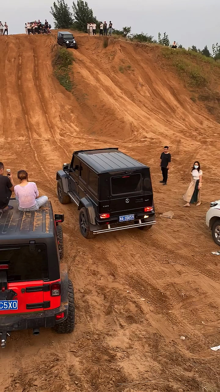 奔驰大g大哥大,美女开着开越野,属实豪横!