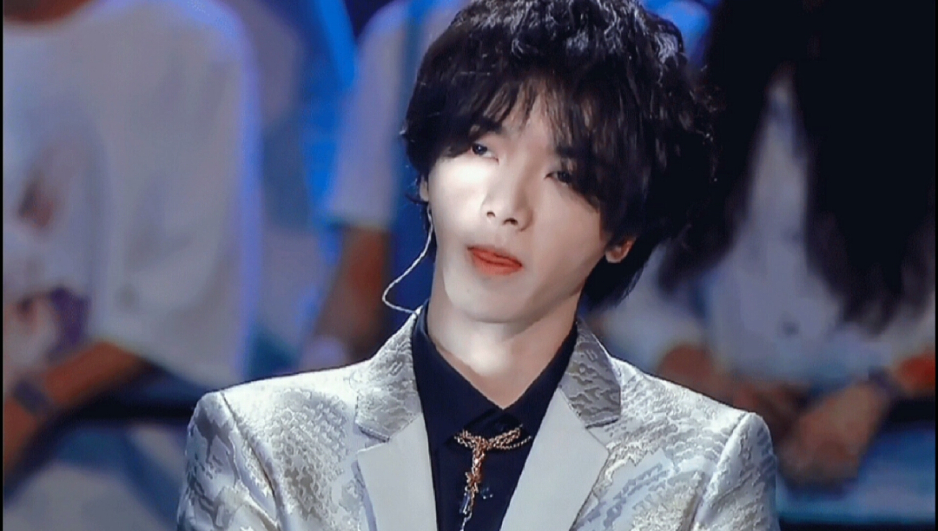 华晨宇#华晨宇!飒飒这盛世美颜!飒公子太帅了!我爱了啊啊啊啊啊!