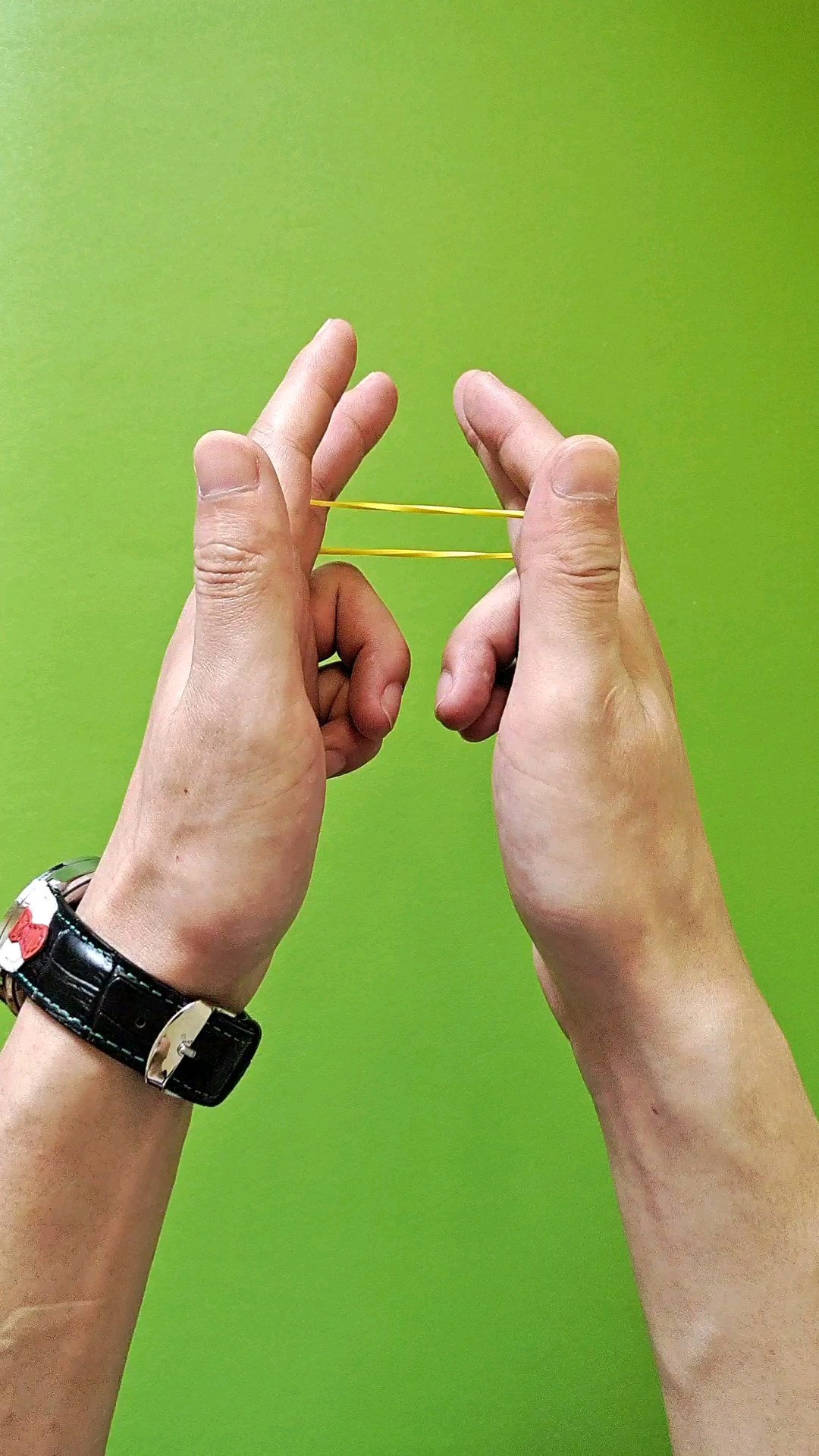 皮筋魔术穿手指两个人图片