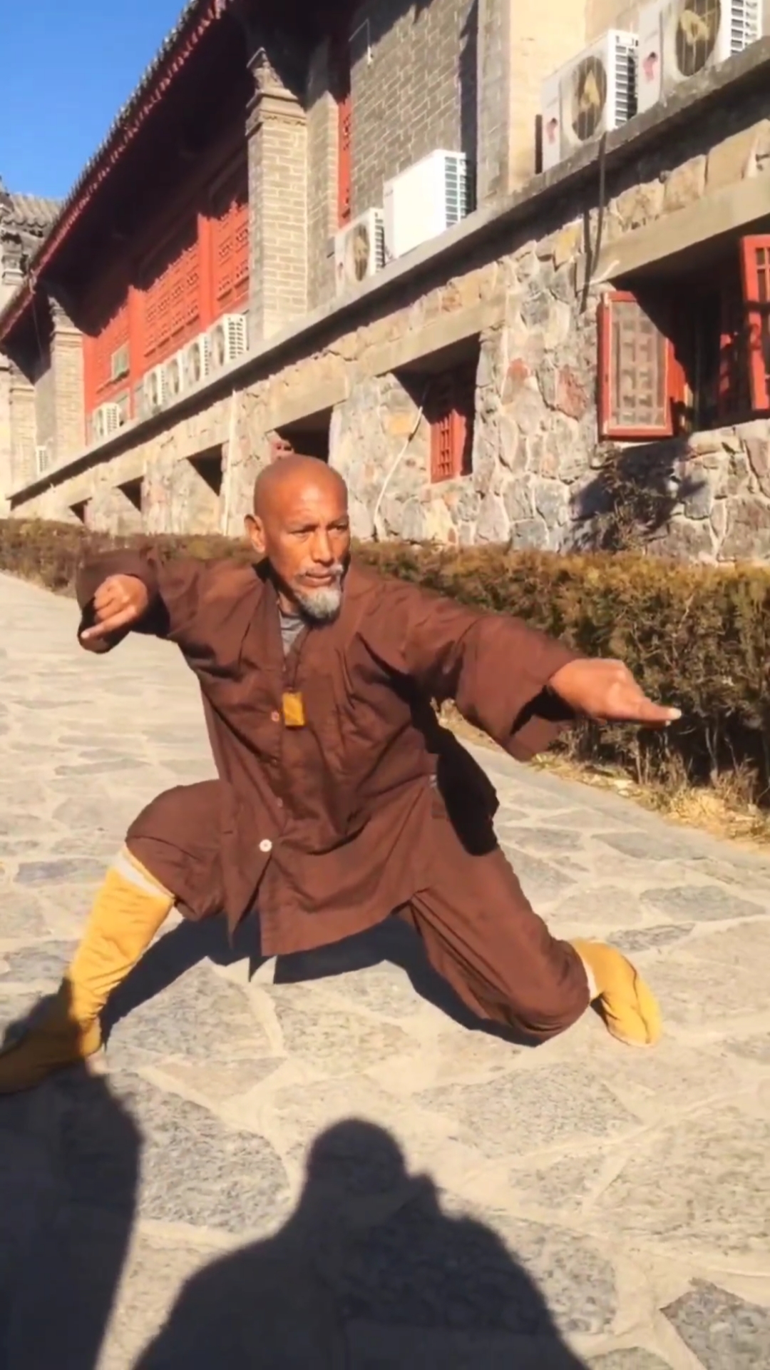 60多岁少林老僧,展示螳螂拳