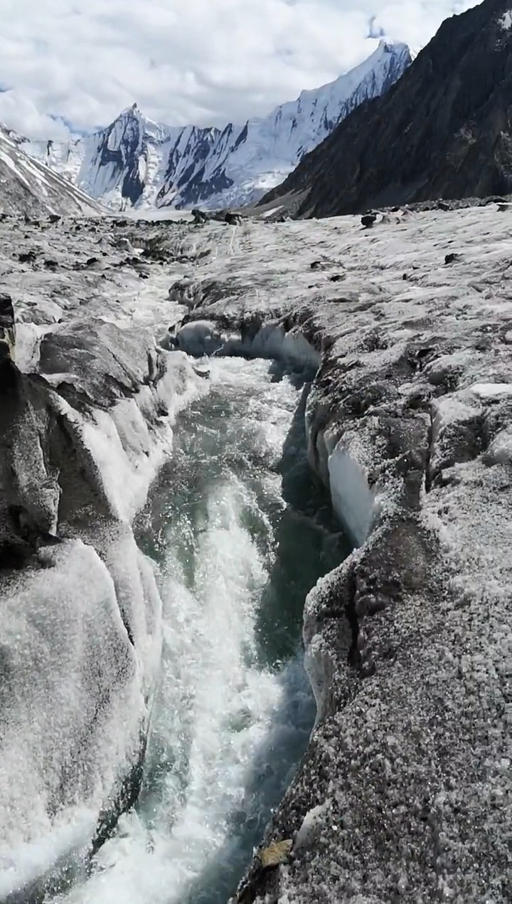 喀喇昆仑山脉世界第二高峰k2乔戈里峰下的冰川暗河掉下去几乎没有生还