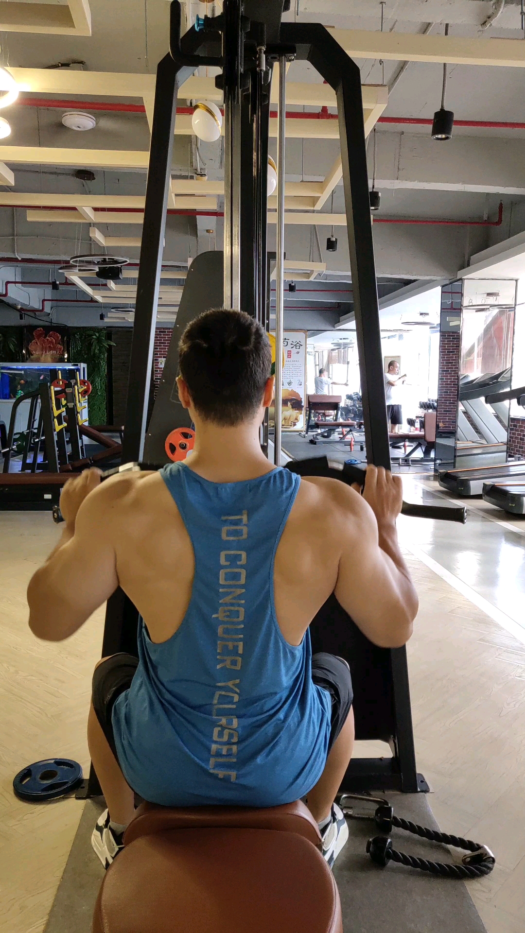 龙门架背部倒三角身材训练动作