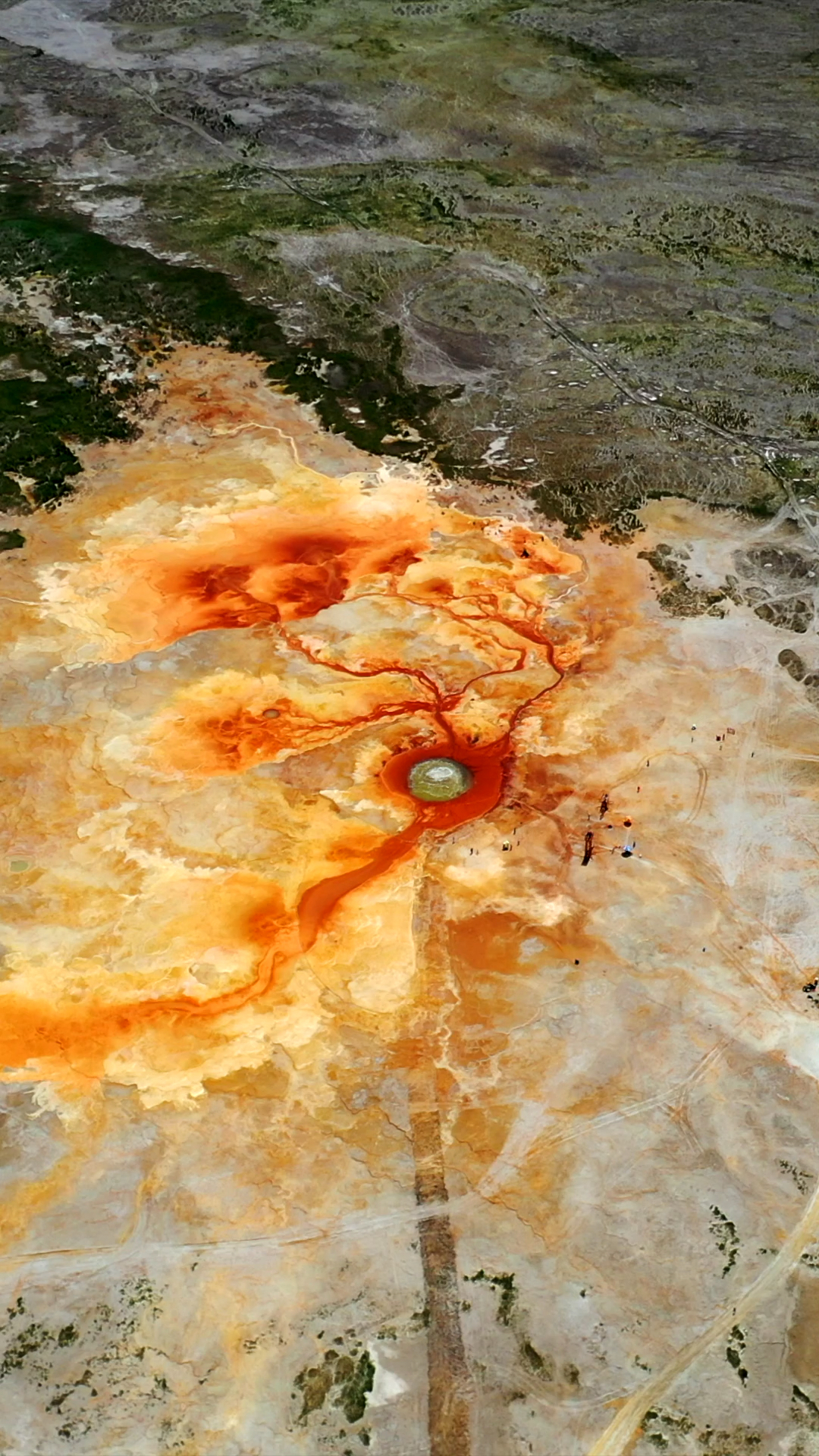 破壳计划青海沙漠中的恶魔之眼泉水从地下冒出来几百