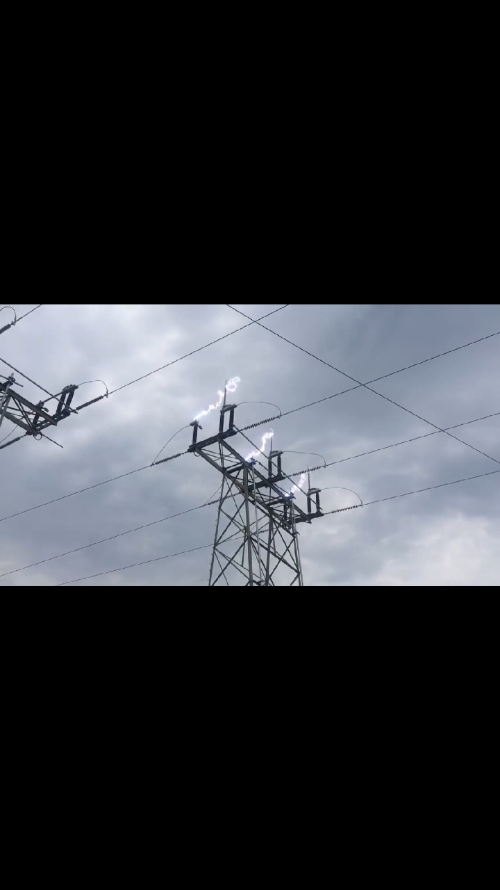 壮观!高压线离闸瞬间电弧