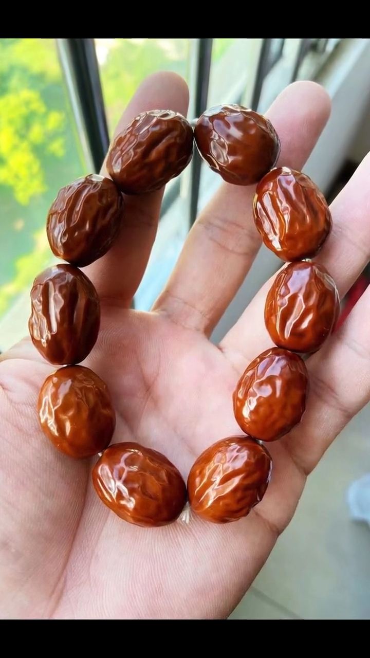 橄榄核雕刻的大枣