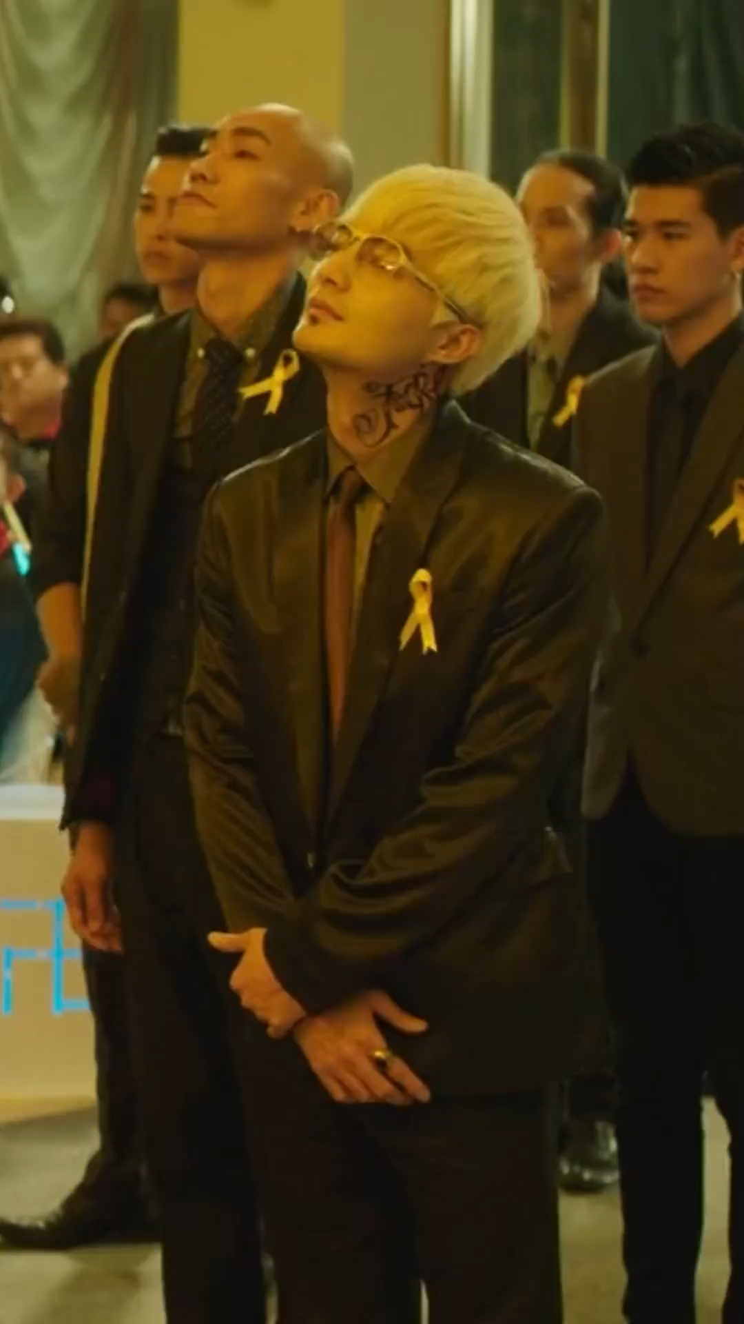 白毛哥走路从不抬头,鞠躬从不低头-度小视