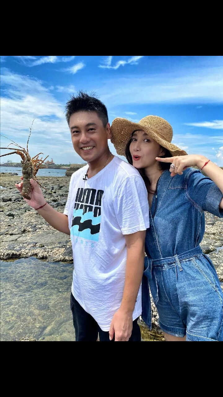 朱孝天携老婆海边度假韩雯雯穿牛仔连体短裤配草帽气质完全不输超模
