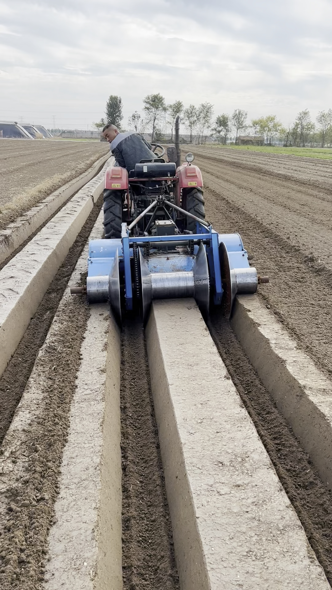 大葱开沟起垄机#今年流行的大葱起垄机,开沟起垄效率高,效果好,受到
