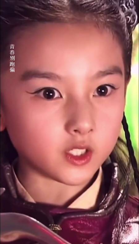 还记得当年扮演哪吒的小姑娘吗?如今巳变成亭亭玉立的大姑娘了!