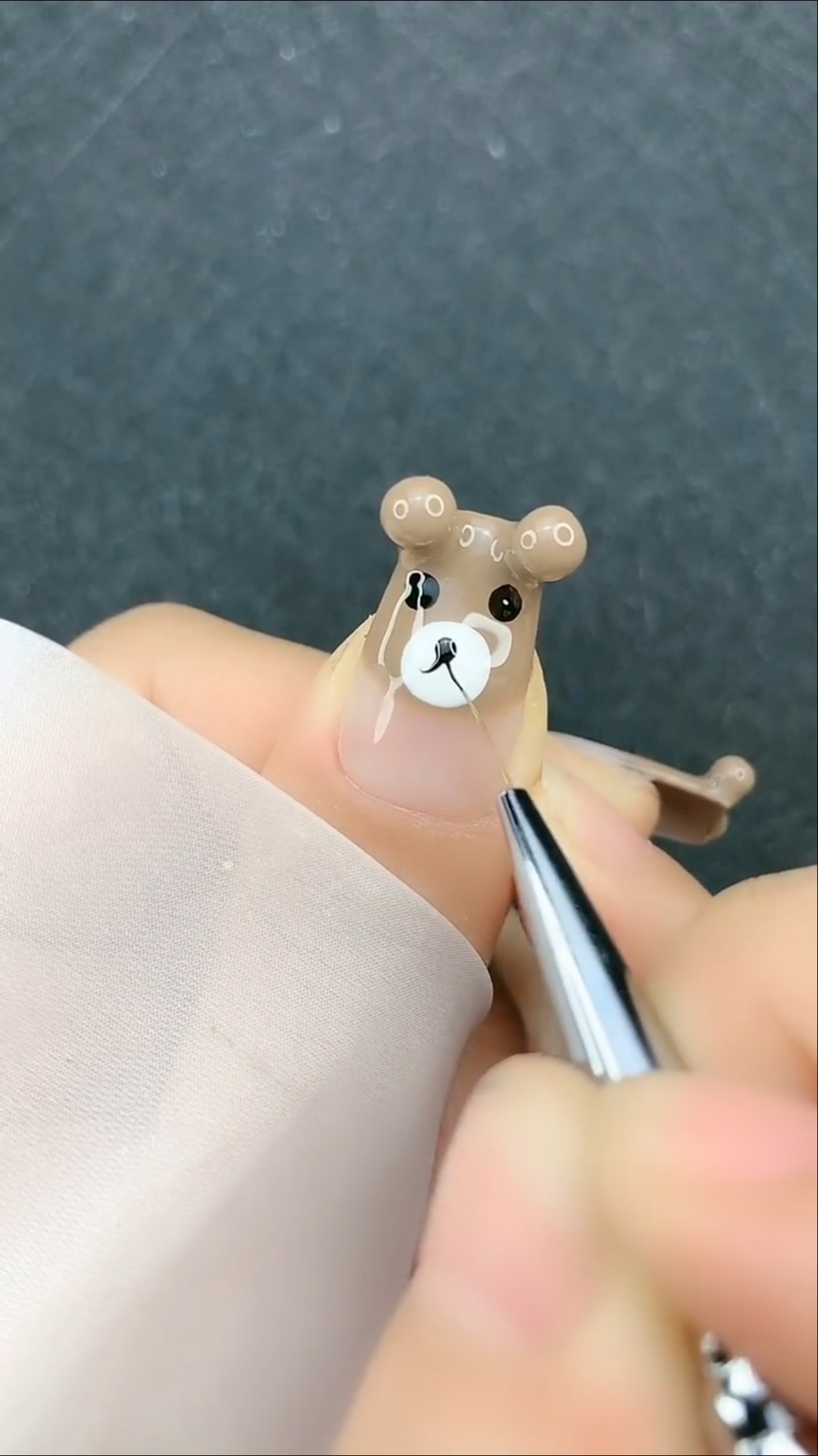 指甲上的立体小熊美甲见过吗?