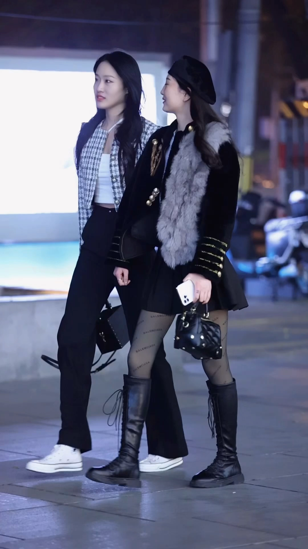 街拍#闺蜜逛街的时候才是女生最开心的时候呀