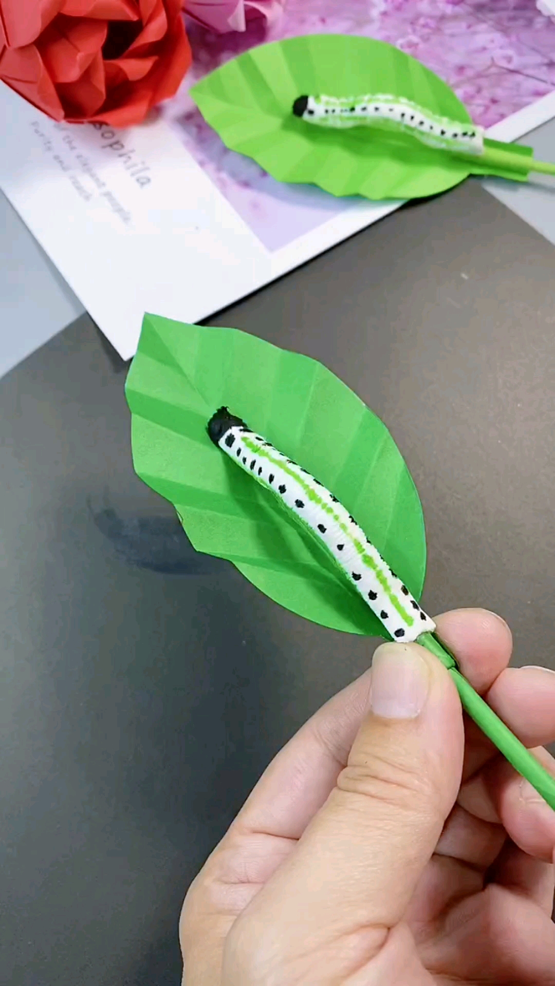 手工制作春天来了和孩子用纸巾做会动的毛毛虫吧