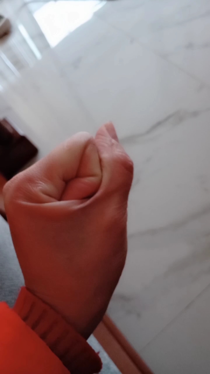 据说握紧拳头成一个土字就是土豪,是上字就是上班族,大家赶快试试吧