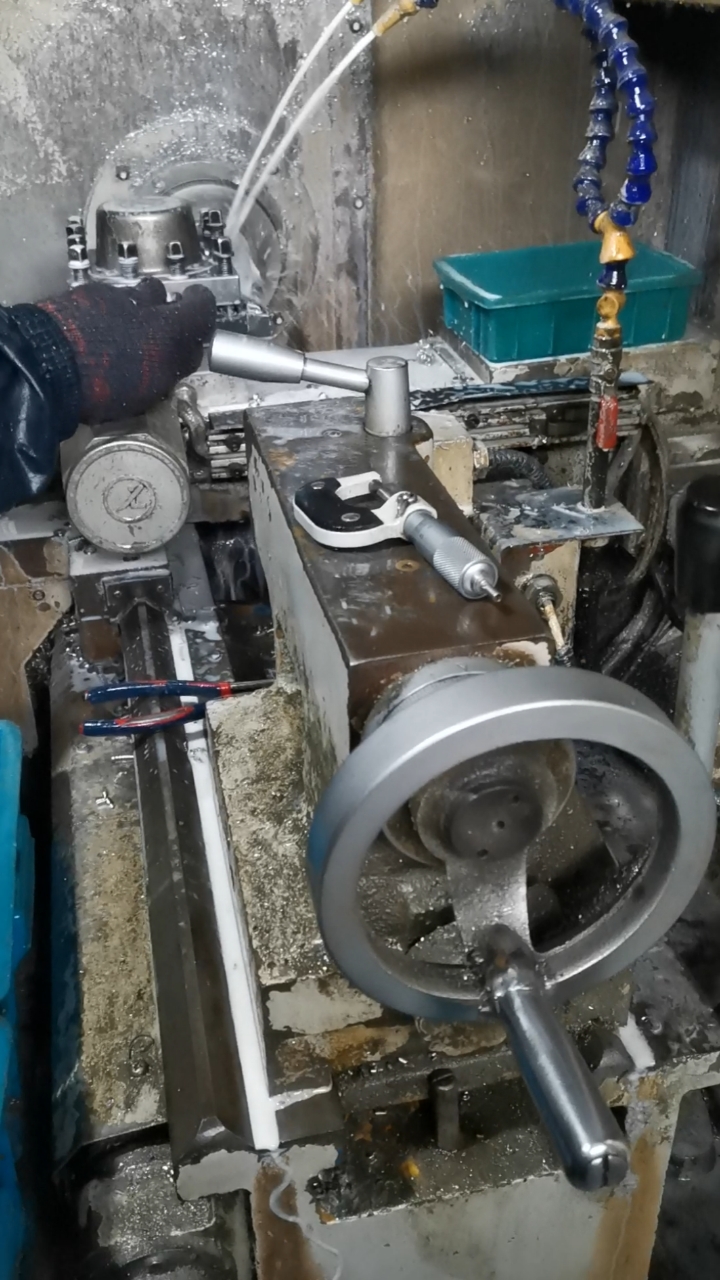 做生产每天面对的是机器,听的是机械声和刀削的侧耳声,但我与然不能