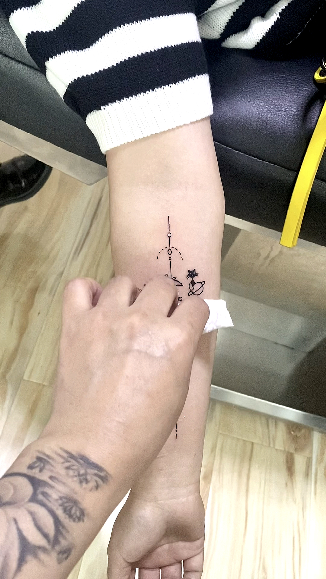 青岛纹身#女生小臂内侧纹身月亮纹身猫咪纹身-度小视