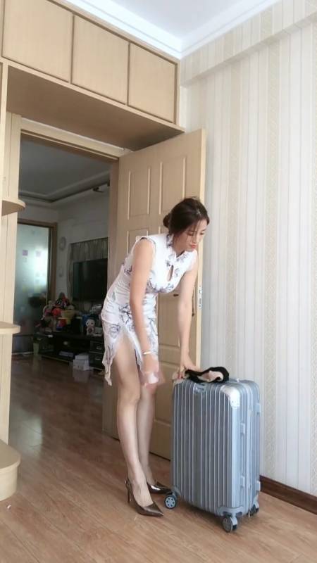最美老板娘#要出差了,要不要带丝袜呢-全民小视频