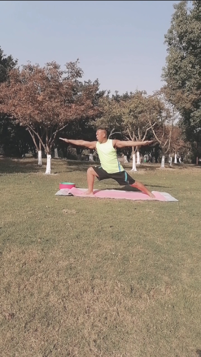 健身宁教练传递健身正能量#战士二式变体侧角伸展式