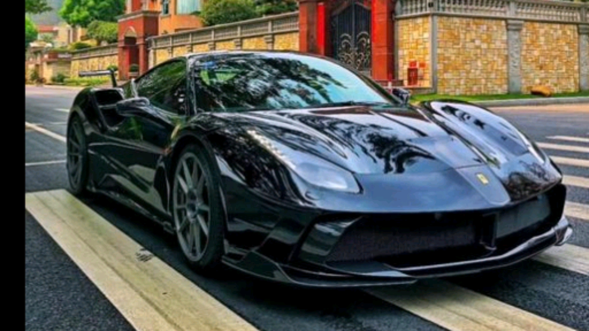 豪宅车库里不可少的一辆跑车