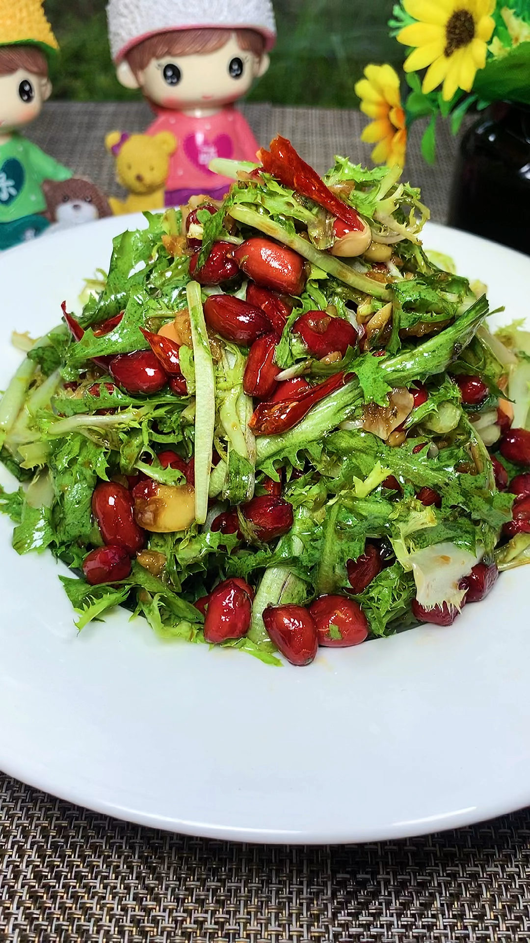 自制美食#凉拌苦菊去火去燥,油炸加上花生米让口感更丰富