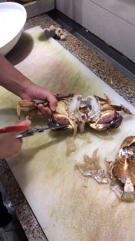宰杀螃蟹也是一种很迷人的工作,一般人干不来.-全民小视频