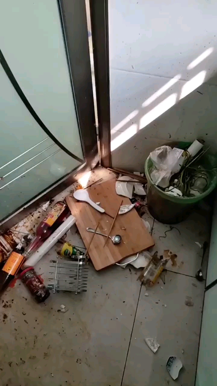 #搞笑段子剧#今天和老婆吵架,东西摔了一地,这样的老婆还能要吗?