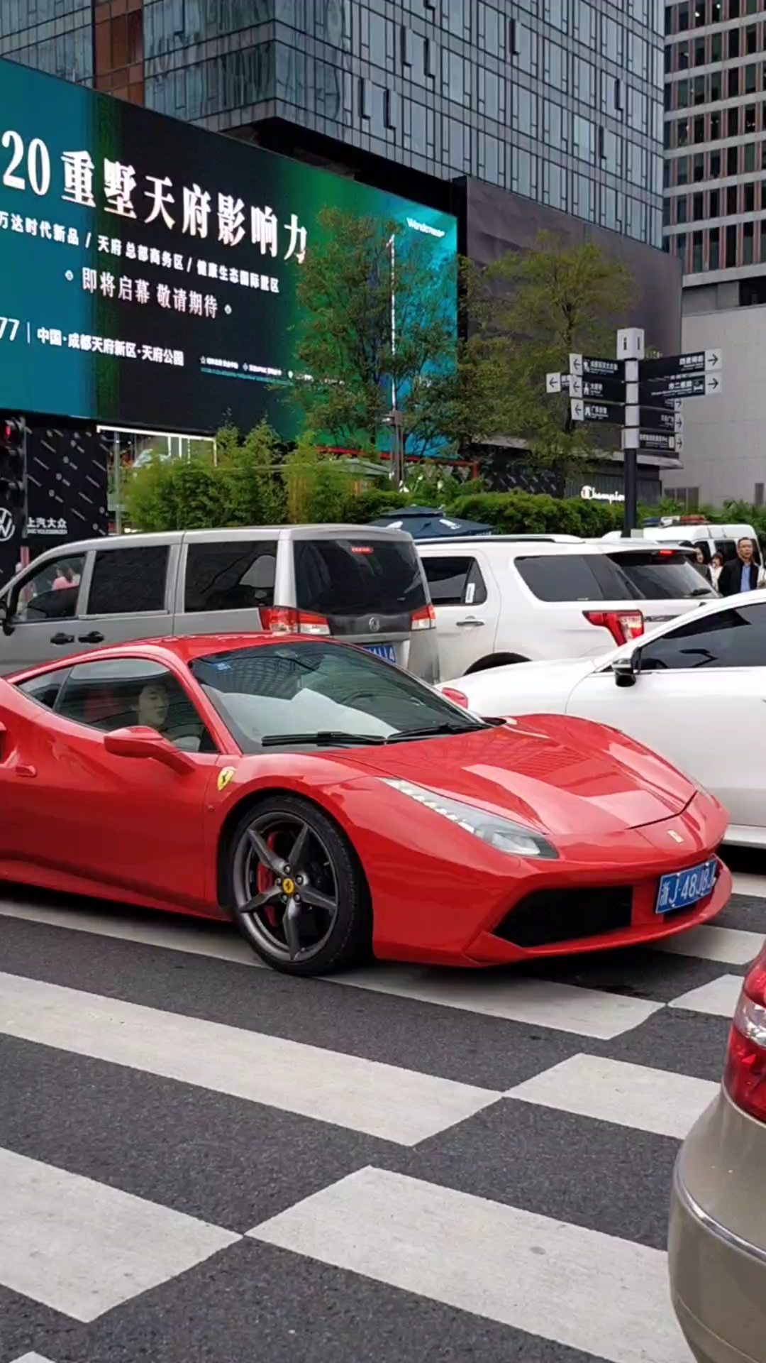 法拉利#浙江富豪不远万里开法拉利带女友到成都太古里兜风,副驾实的