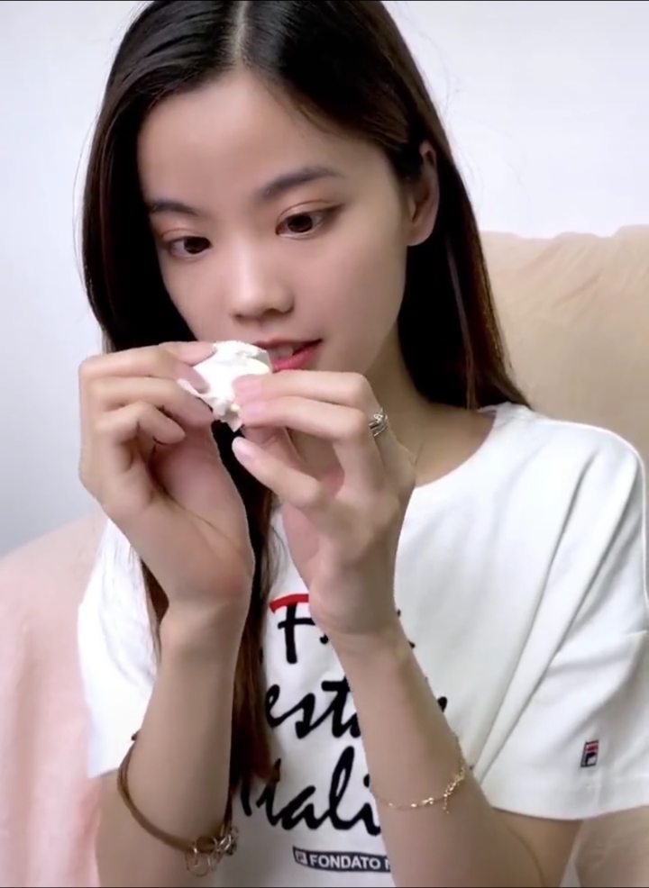 貌美如花的姑娘,用一颗糖改变了自己的容貌