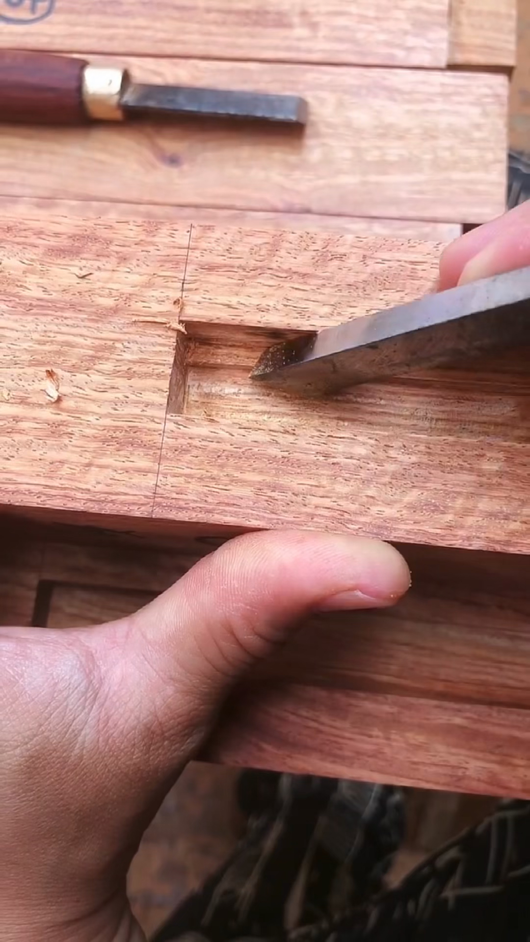 虽说现在红木家具都是机械开榫但部分细节部分还是要手工精修这样榫卯