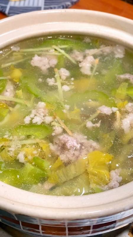 苦瓜咸菜汤,天气热很适合煮这道汤,清甜回甘很好喝-度小视