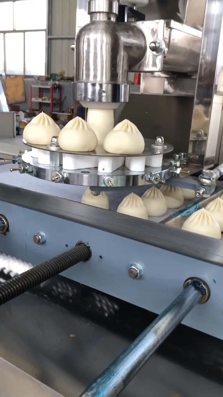 好吃的包子马上就做好了,全自动包子机自动摆盘,操作简单