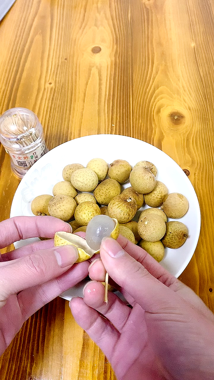 生活小妙招#给家里的小宝贝剥龙眼壳,吃完一个还要一个,不够吃.