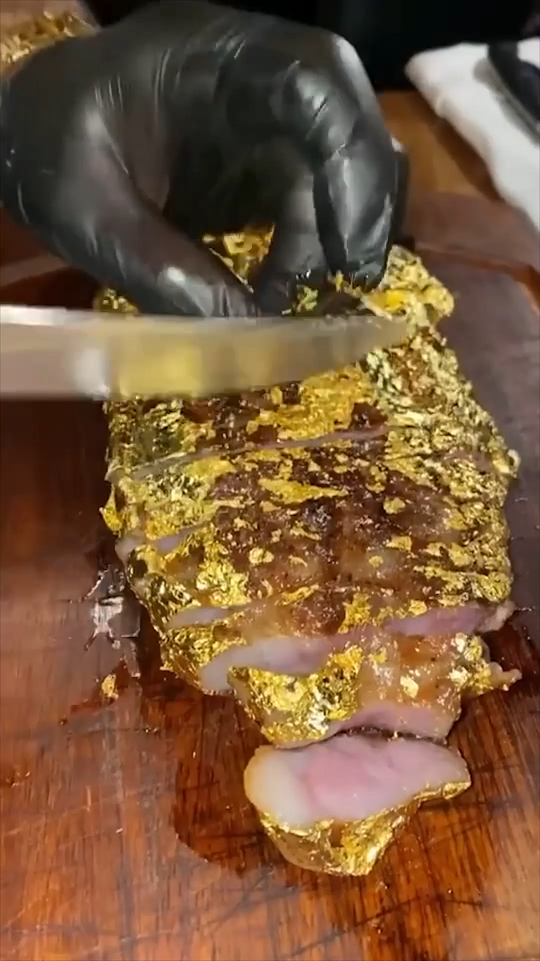 用金箔包裹住的牛排,好看但并不好吃,它的象征意义已经超脱牛排本身了