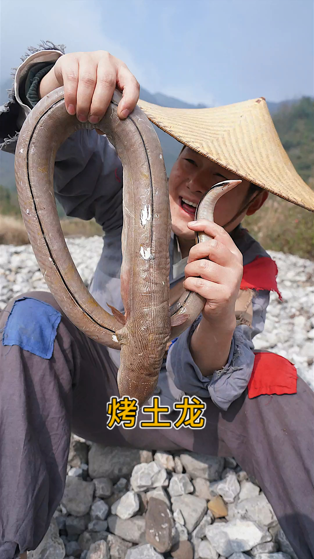 美食#小伙花500块买了条土龙,烤着吃了瞬间感觉亏大了