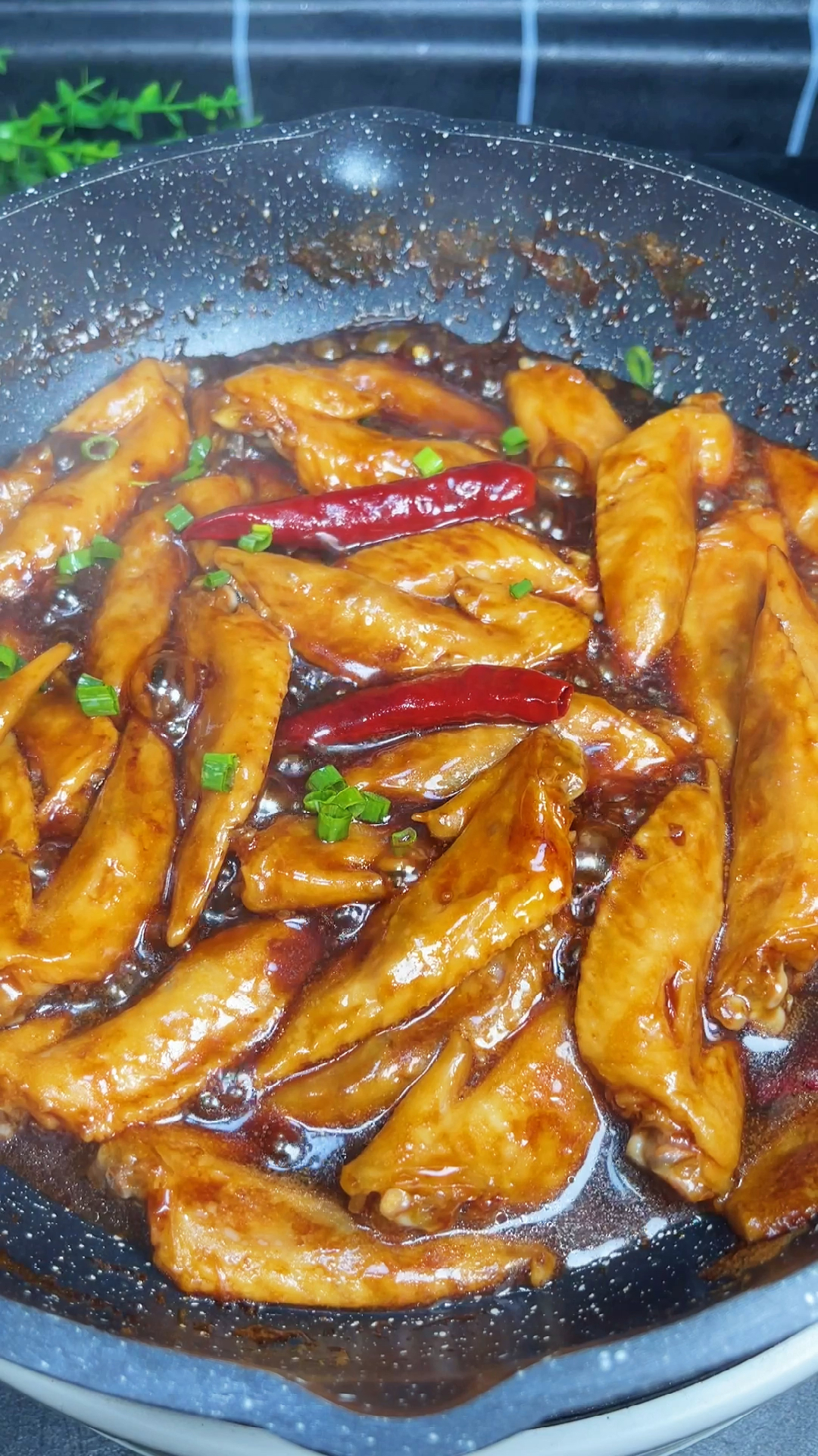 美食#好吃又简单的黄焖鸡翅-度小视