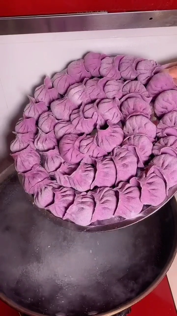 紫薯饺子营养丰富,特别劲道,非常美味,高筋的不易露!不出水!