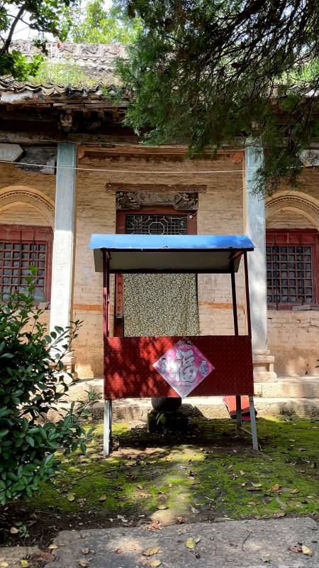 古朴的小庙,珍贵之处在于墙上的碑碣,上面写着"大顺国","永昌元年"!