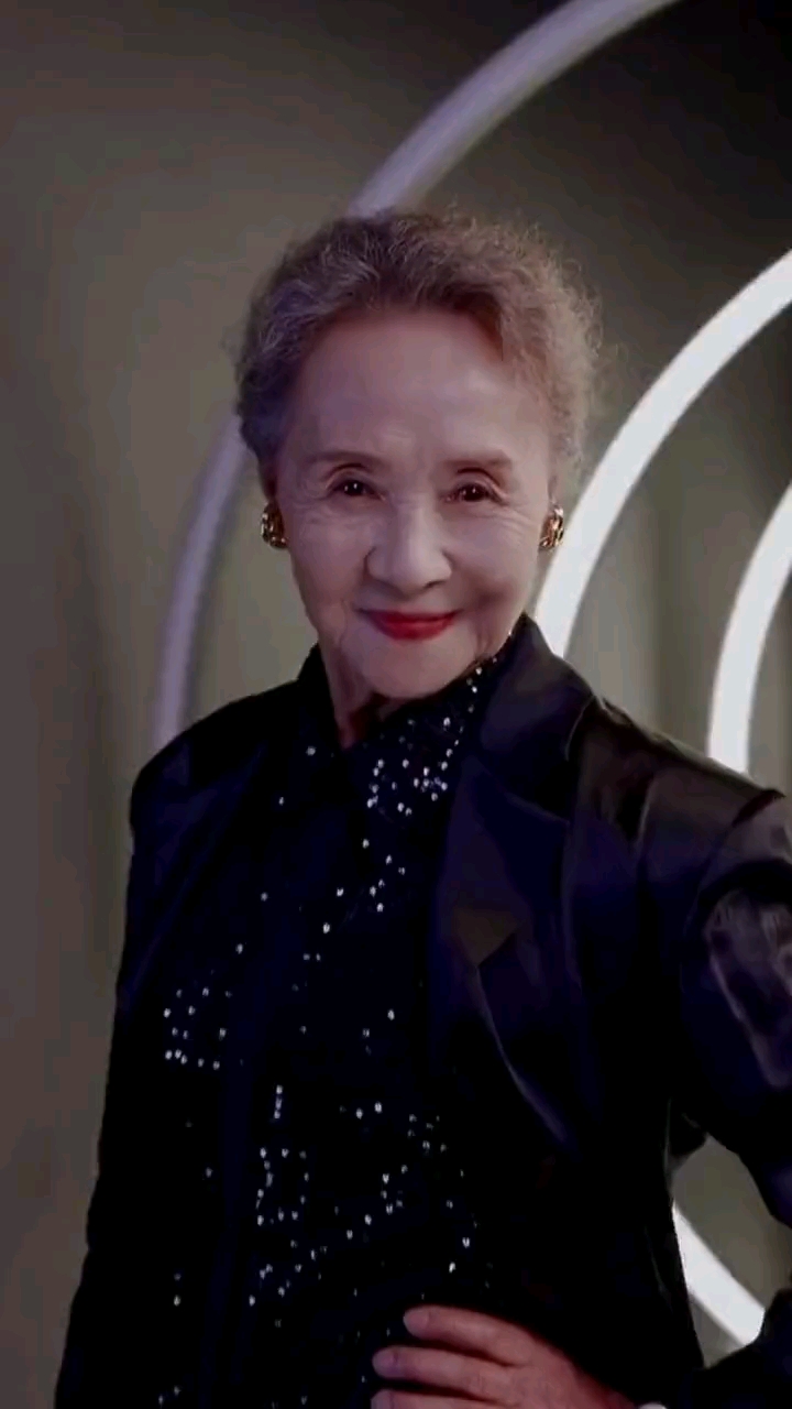 明星国民奶奶吴彦姝83岁的她骨子里透着大家闺秀的气质吴彦姝79岁才获