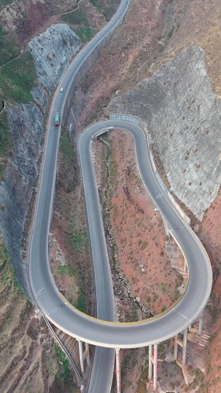 万元奖金争夺赛四川省凉山州大山里的螺旋公路你知道为什么要这样修吗