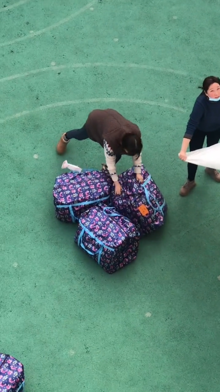 疫情期间,家长不能进校园,小朋友被子都要搬下来,于是………哈哈,办法