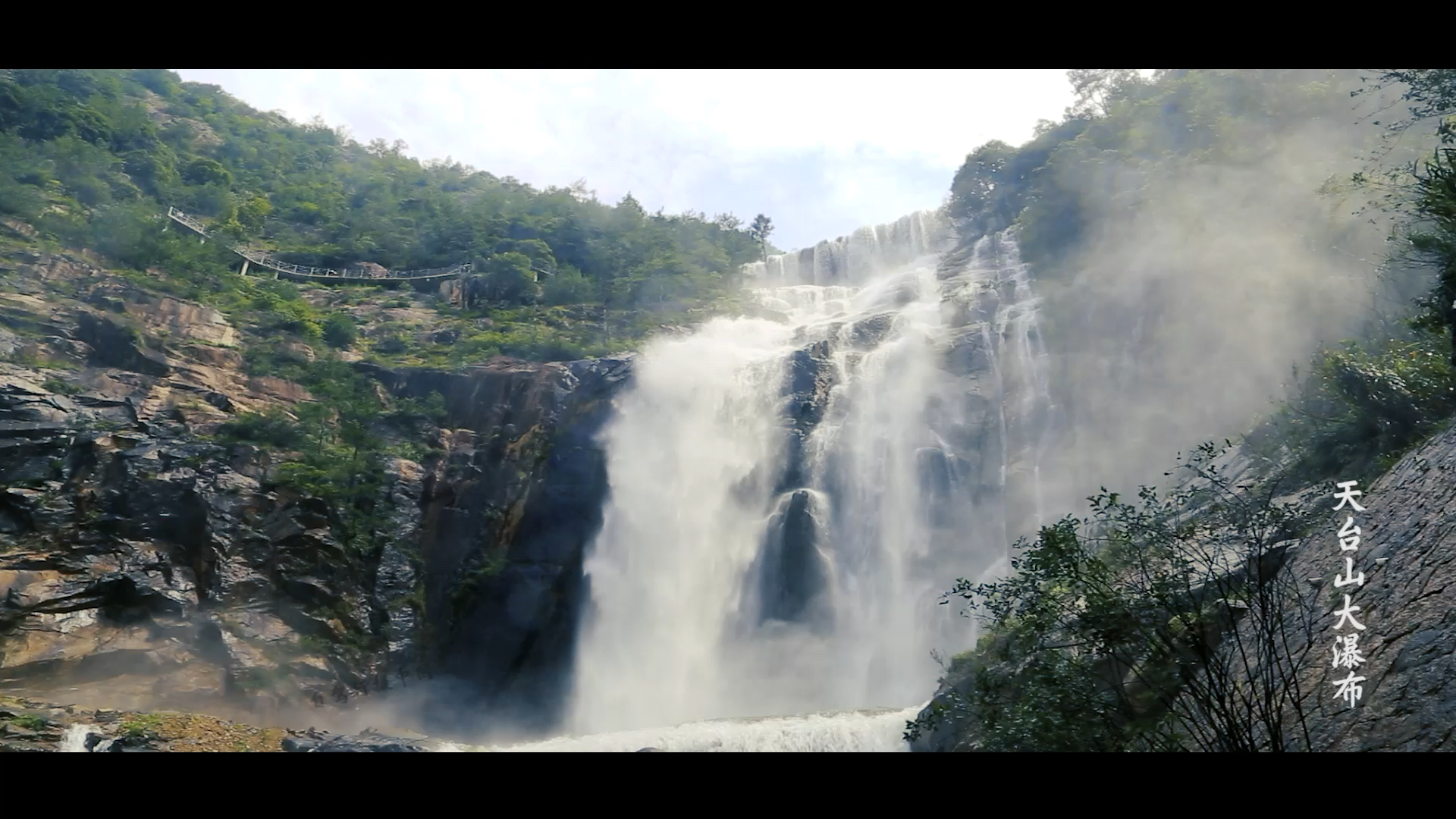 飞流直下三千尺,应该说的就是这个瀑布吧.