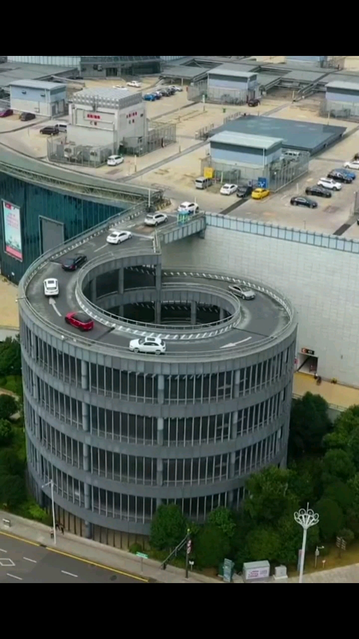 贵阳900度旋转停车场,转下来几分钟,迷糊了.