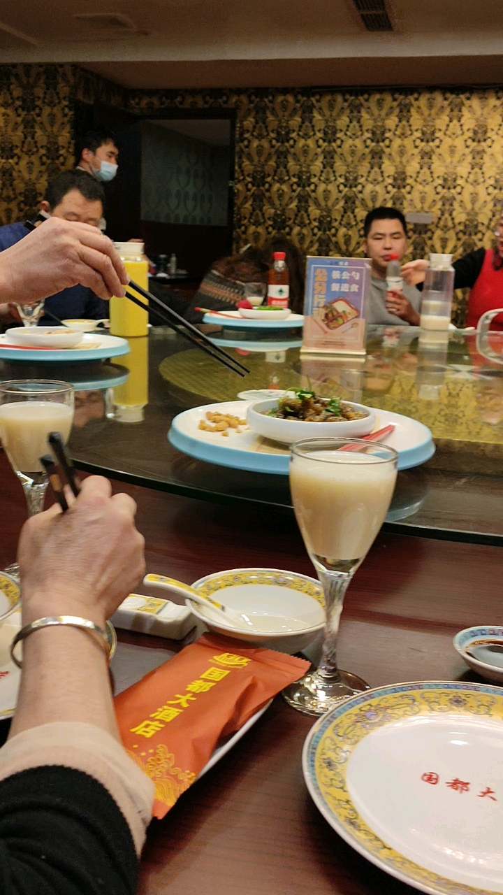 今天晚上表哥请客吃晚饭这些都是我亲戚家人晚餐很美味的因为表哥家好