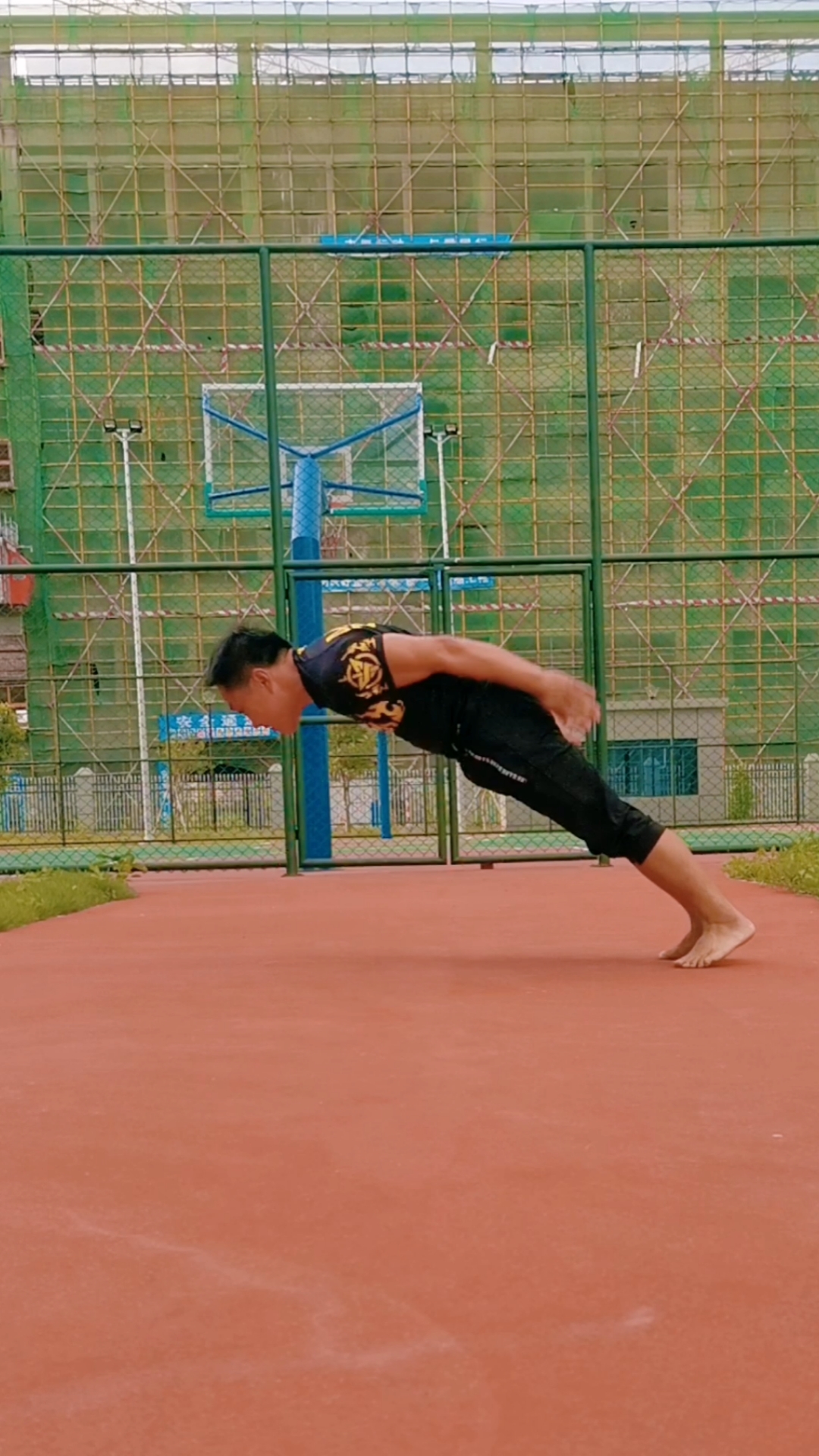 俯卧撑#后击掌俯卧撑难不难,一试便知,你能做几个呀?