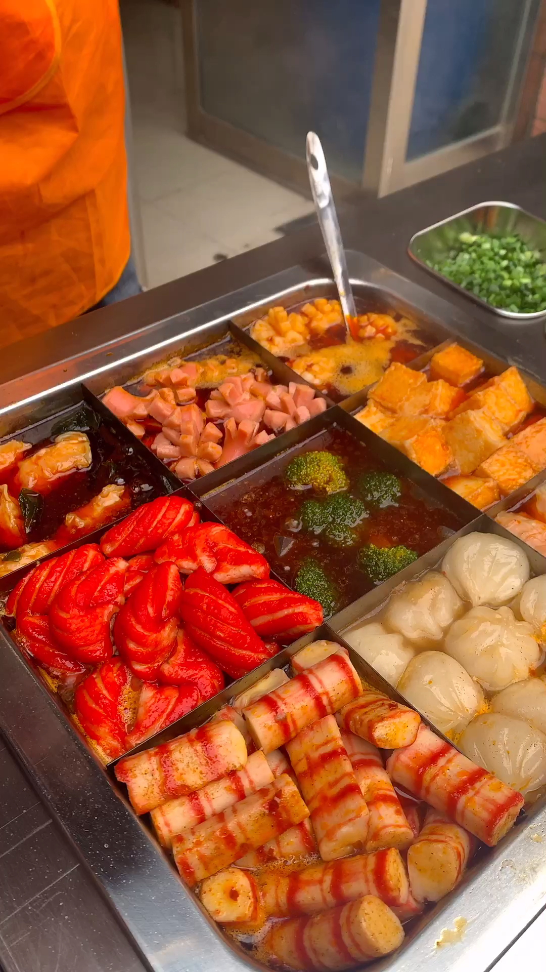 特色美食小吃行走的小火锅,可以边走边吃的美食,有奶茶,有火锅.