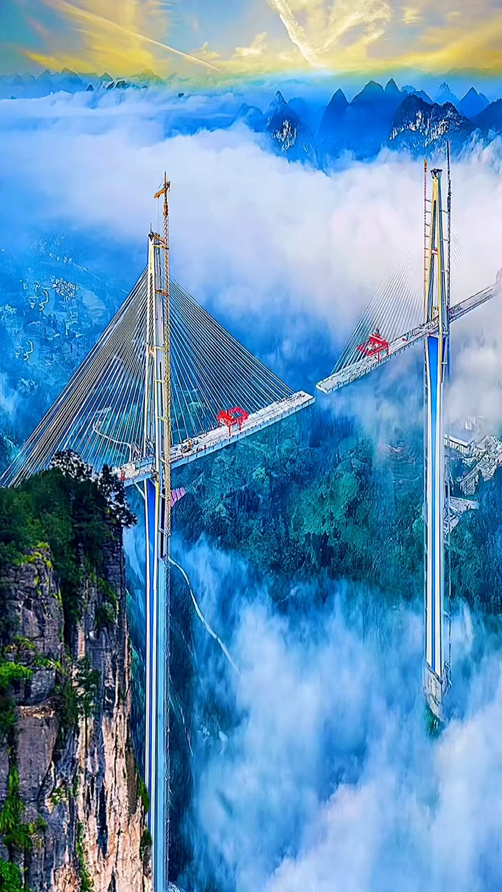 566米高空上连接云贵两省的世界第一高桥北盘江大桥合陇瞬间