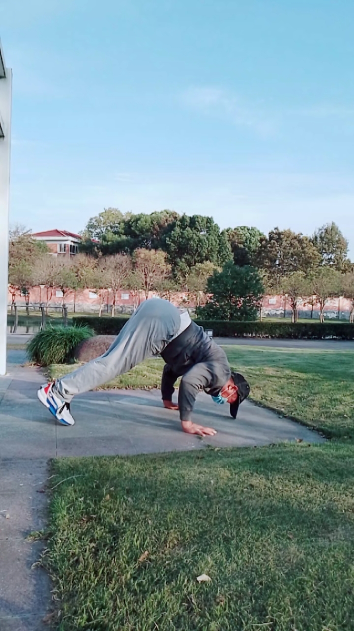 健身宁教练传递健身正能量#折刀式俯卧撑