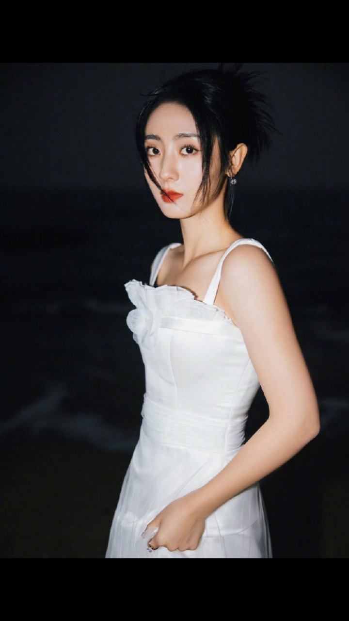 性感女神邢菲邢菲海边日落月升大片黑白纱裙造型浪漫优雅