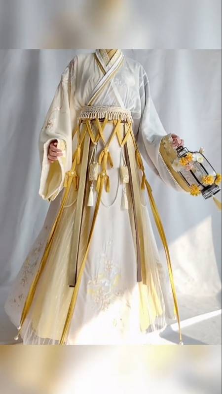 见过阳光般的汉服吗?鹅黄色真的好温柔!